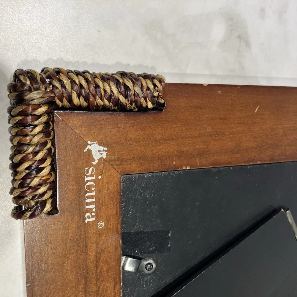 SICURA Woven Rattan Free Standing Frame for 4x6 photos **READ**